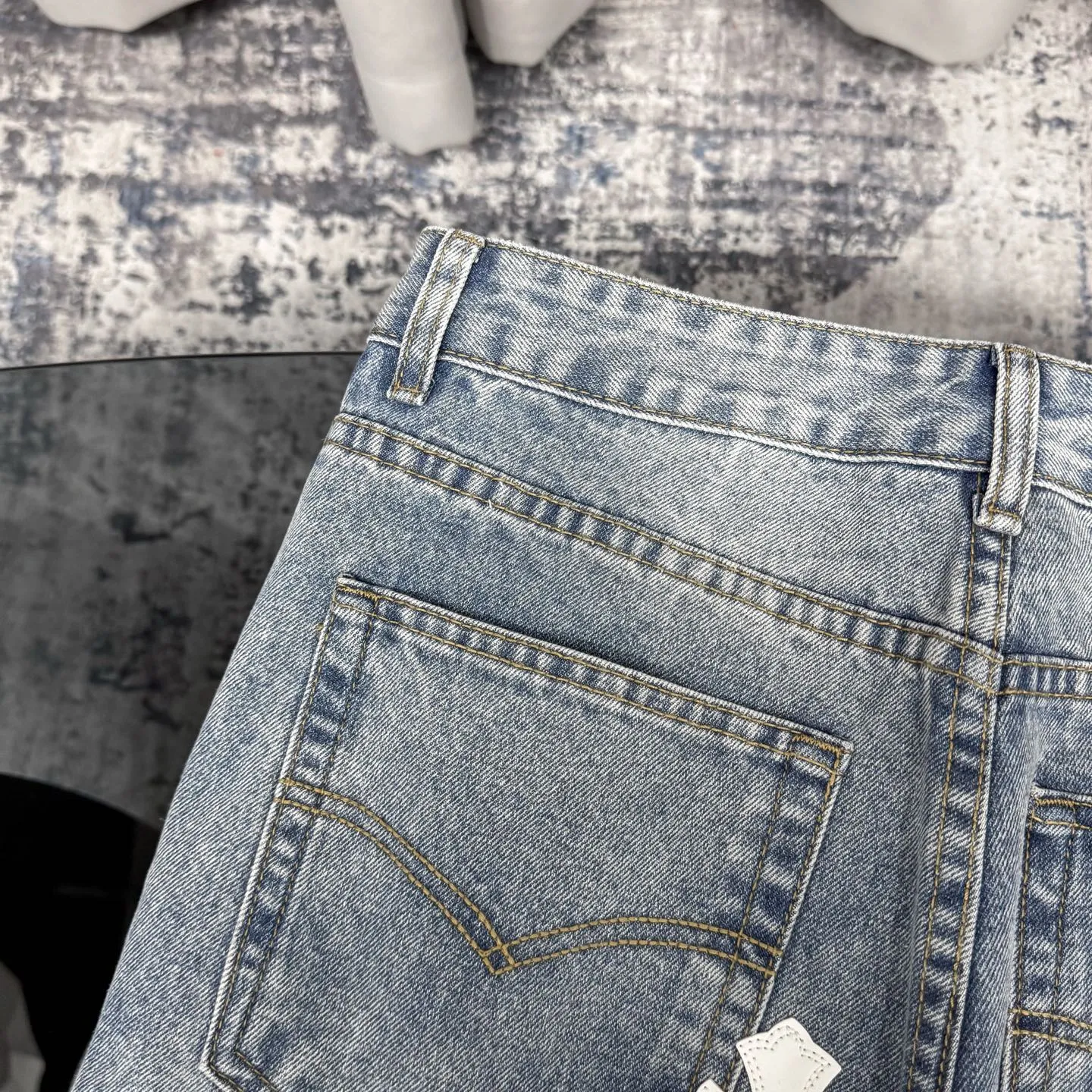 P310 Ch rare co-branded top item Chrome hearts new Chrome heart patchwork patchwork cross stitching micro-flare jeans Top-notch configuration, details are invincible! ! Cleanfit has become very popular in the past two years, and Kroxin’s consistent style is particularly high-end! ! Imported Japanese woven fabric ready-made clothes, genuine leather Crocodile leather labels and waist cloth leather tags are sewn on. The overall process is very cumbersome. The buttons on the trousers fly, rivets, back pockets, and metal decorative plates are all custom-made from molds. After they are finished, they are distressed to create a very effective effect. It has a vintage taste, and has been used by all kinds of big-name European and American celebrities. Kenijima’s cleanfit style has become popular all over the world. Top-grade hardware, pay attention to my detailed photos, the buttons are all detachable, and they are made of 925 engraved silver! ! Match as you like, suitable for both men and women ✔️✔️ Color: Blue Size: S M L XL